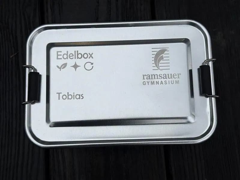 Edelbox Edelstahlbox in Nahaufnahme