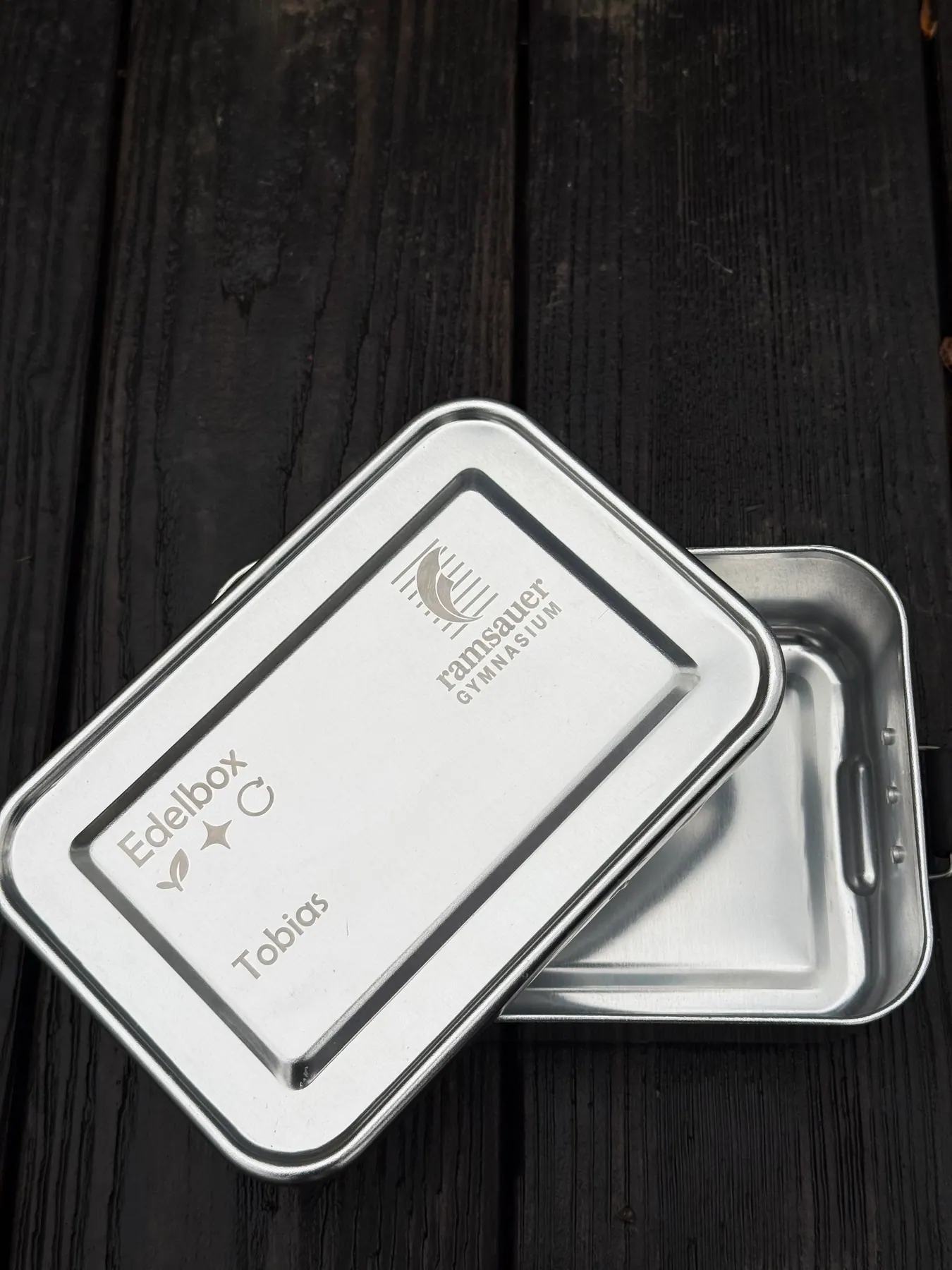 Gravierte Edelbox vor natürlichem Hintergrund