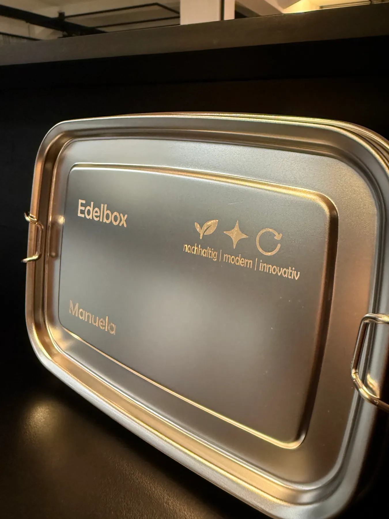 Detailansicht einer Edelbox mit Gravur für Manuela