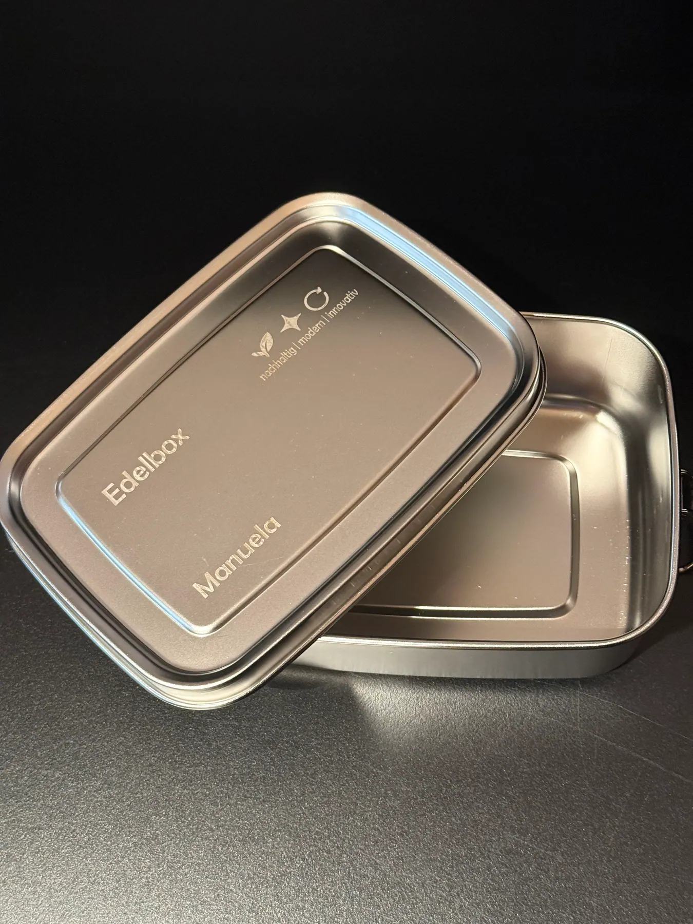 Geöffnete Edelbox mit Deckel und Unterteil für Manuela