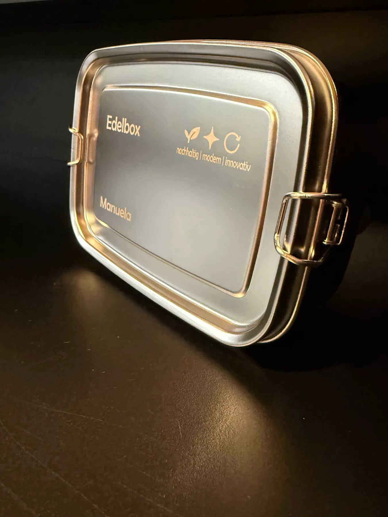 Edelbox mit Namensgravur Manuela in schräger Ansicht