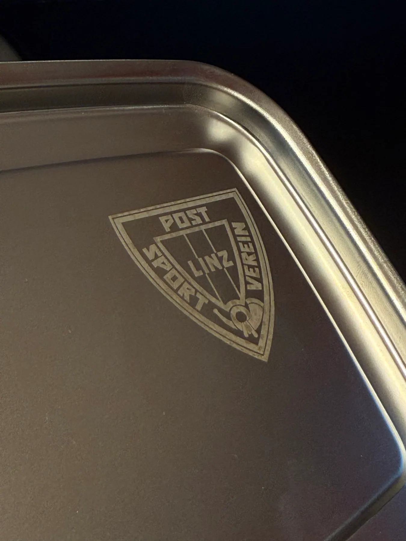 Detailaufnahme der Post-SV-Gravur auf einer Edelbox
